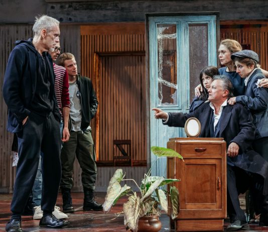 Binasco rilegge Pirandello: I Sei personaggi mescolati tra giovani attori