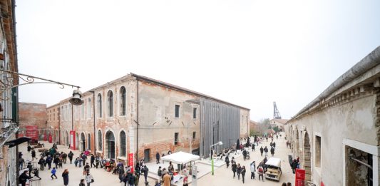Parte la Biennale di Architettura a Venezia, tra nuovi orizzonti e polemiche politiche