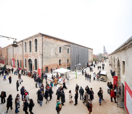 Parte la Biennale di Architettura a Venezia, tra nuovi orizzonti e polemiche politiche