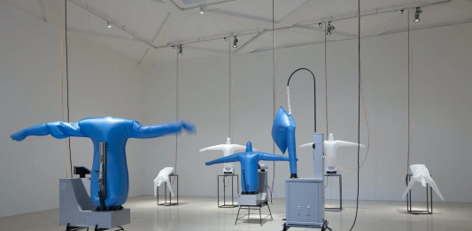 Corpi ready made, le stranianti figure di Anna Franceschini in Triennale a Milano