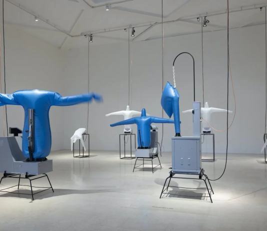 Corpi ready made, le stranianti figure di Anna Franceschini in Triennale a Milano