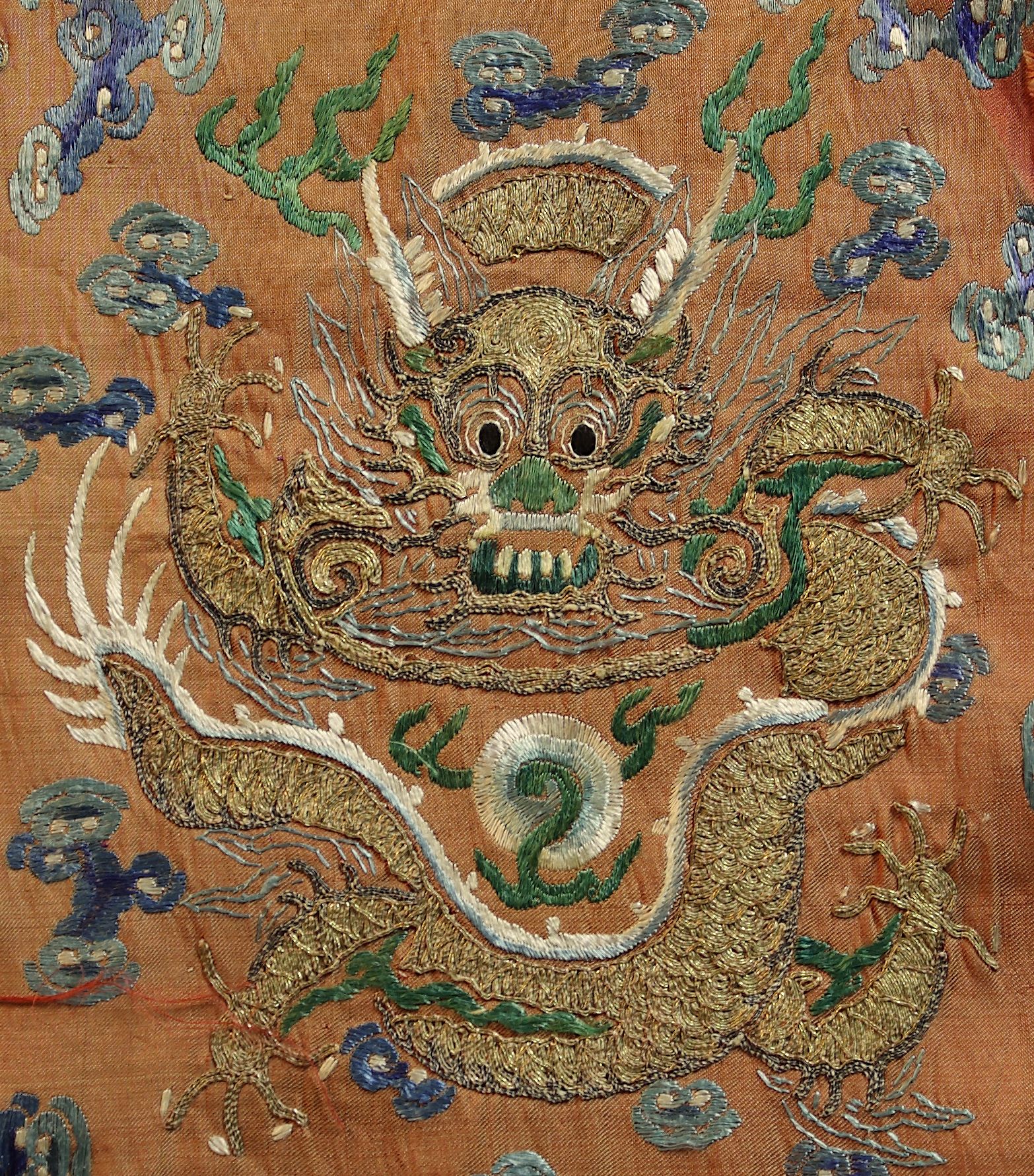 Drago raffigurato frontalmente con cinque dita per ogni artiglio e al centro una perla Ricami con fili d'oro e seta colorata su fondo a tinta unita Epoca Qing (1644-1911) Courtesy Settore Musei Civici Bologna | Musei Civici d’Arte Antica