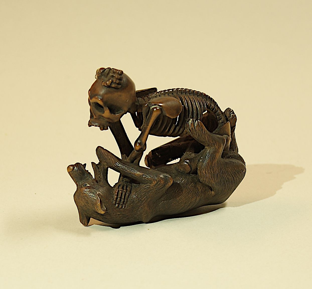 Suganoya Shōko (circa 1840-1880) attr. Netsuke con scheletro che lotta con un lupo Legno scolpito Courtesy Settore Musei Civici Bologna | Musei Civici d’Arte Antica