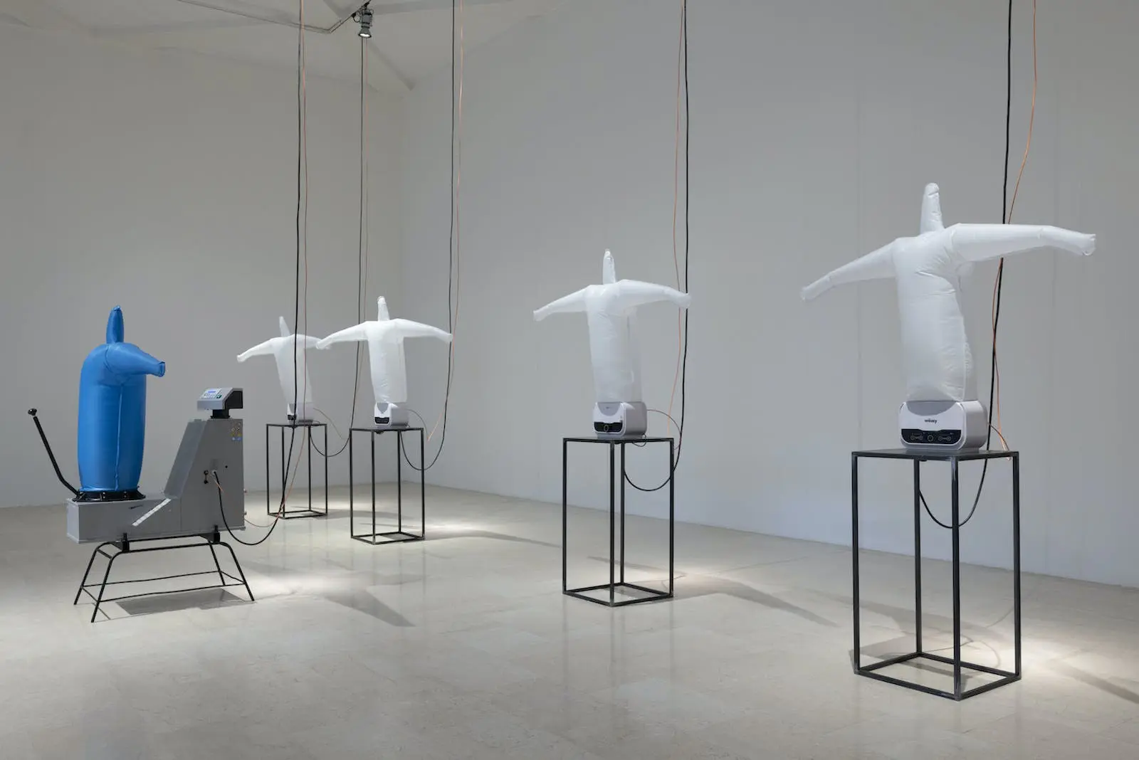All Those Stuffed Shirts, installazione di Anna Franceschini, Triennale Milano, 2023. Installation view, foto Andrea Rossetti