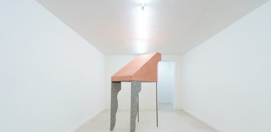 L’alchimia dei materiali nelle opere di Carmelo Nicotra e la sua mostra “L’innesto del contrasto”