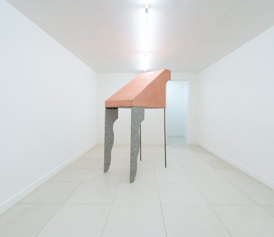 L’alchimia dei materiali nelle opere di Carmelo Nicotra e la sua mostra “L’innesto del contrasto”