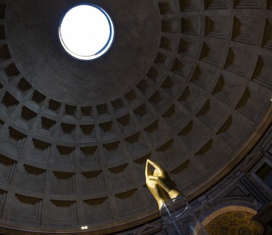 Calma tu alma: le opere di Oliviero Rainaldi al Pantheon di Roma La scultura “Calma tu Alma” di Oliviero Rainaldi. Foto Christian Rizzo