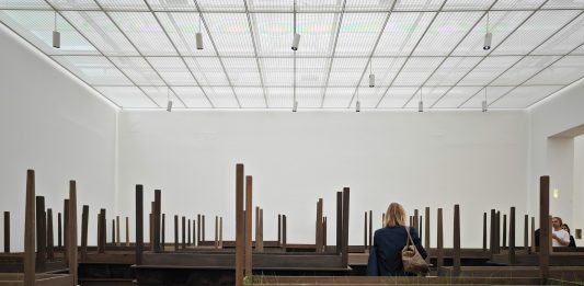 Trent’anni di Doris Salcedo. L’artista colombiana in mostra alla Fondation Beyeler