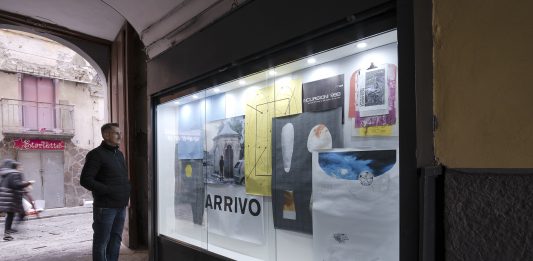 Negozio: a Portici, uno spazio vetrina per l’utile inutilità dell’arte negozio portici collettivo damp