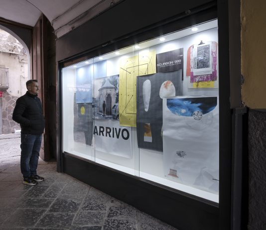 Negozio: a Portici, uno spazio vetrina per l’utile inutilità dell’arte negozio portici collettivo damp