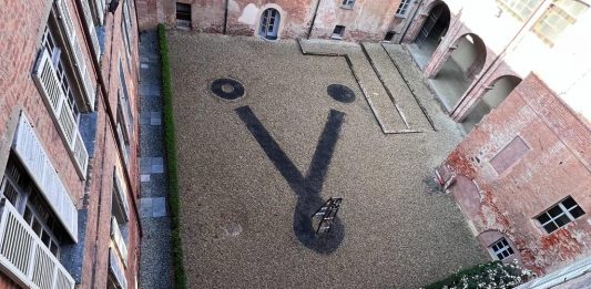 Nessun Dorma l’installazione di David Reimondo e Alessandro Sciaraffa ai Giardini dell’Annunziata presso la Scuola di Alto Perfezionamento Musicale di Saluzzo