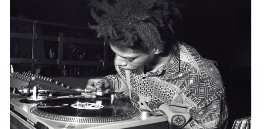 Basquiat icona a Parigi: 400 opere esposte in due grandi mostre nella capitale francese Jean-Michel Basquiat mixant au Area Club, 1984 © Ben Buchanan