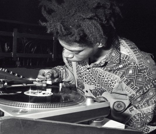 Basquiat icona a Parigi: 400 opere esposte in due grandi mostre nella capitale francese Jean-Michel Basquiat mixant au Area Club, 1984 © Ben Buchanan