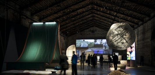 “Ognuno appartiene a tutti gli altri”: il senso del Padiglione Italia dei Fosbury alla Biennale di Venezia
