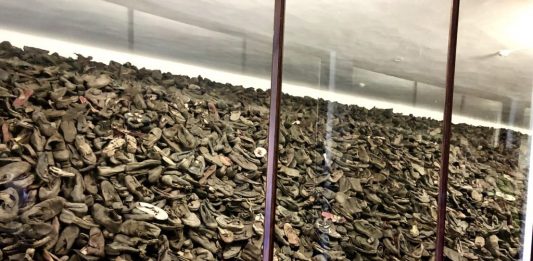 Al Museo di Auschwitz, un progetto di restauro per le scarpe delle piccole vittime