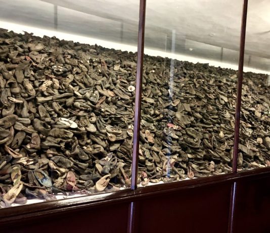 Al Museo di Auschwitz, un progetto di restauro per le scarpe delle piccole vittime