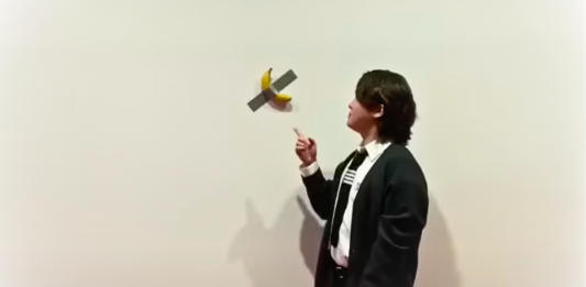 In Corea del Sud uno studente ha mangiato un’opera di Maurizio Cattelan per protesta