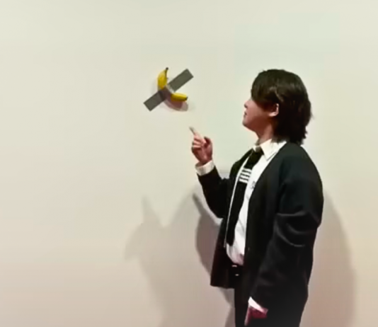 In Corea del Sud uno studente ha mangiato un’opera di Maurizio Cattelan per protesta