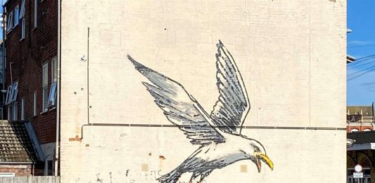 Proprietari stressati decidono di rimuovere un murales di Bansky