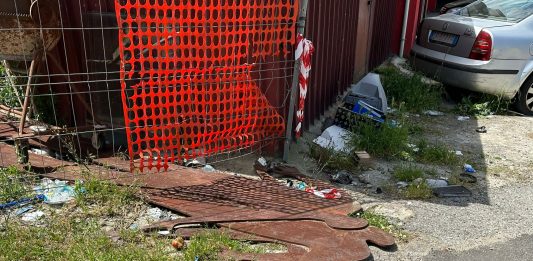 Opere d’arte dedicate alle vittime di mafia finiscono in discarica: succede a Cosenza opere arte discarica cosenza