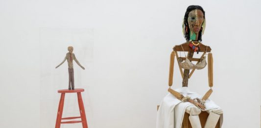 L’umanità incompleta: la retrospettiva di Jimmie Durham al Madre di Napoli