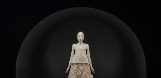 Non solo Met Gala: al Metropolitan Museum apre la grande mostra dedicata a Karl Lagerfeld A line of Beauty Courtesy Metropolitan Museum of Art