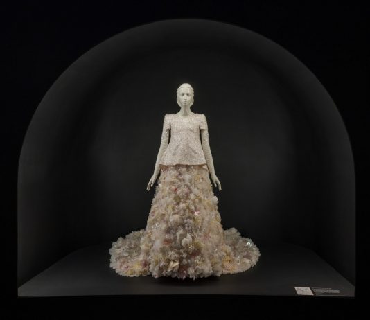 Non solo Met Gala: al Metropolitan Museum apre la grande mostra dedicata a Karl Lagerfeld A line of Beauty Courtesy Metropolitan Museum of Art