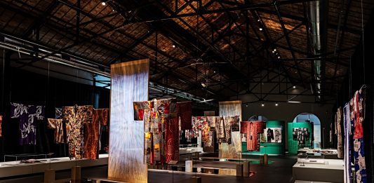 Kimono, riflessi d’arte tra Europa e Giappone: la mostra al Museo del Tessuto di Prato