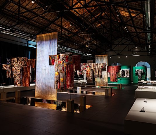 Kimono, riflessi d’arte tra Europa e Giappone: la mostra al Museo del Tessuto di Prato