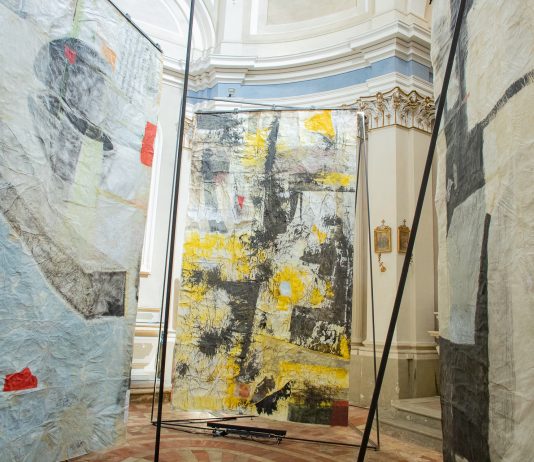 L’ascolto del silenzio: un’installazione nella Chiesa del Suffragio di Corinaldo Michele Motiscause, Suoni di Carta, Corinaldo, 2023