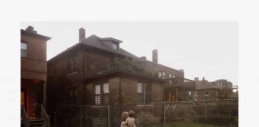 La menzogna necessaria delle fotografie di Luca Santese: la mostra a Berlino Santese