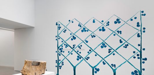 “Faux”: la prima mostra personale di Maria Loboda in Italia