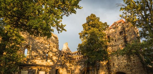 La Lettonia più autentica, fra castelli, foreste e leggende: viaggio in un museo a cielo aperto