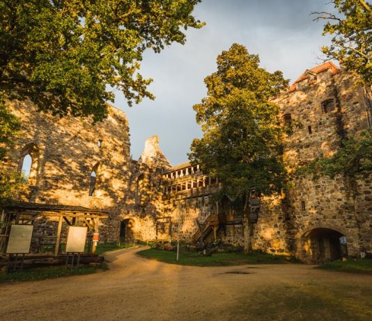 La Lettonia più autentica, fra castelli, foreste e leggende: viaggio in un museo a cielo aperto