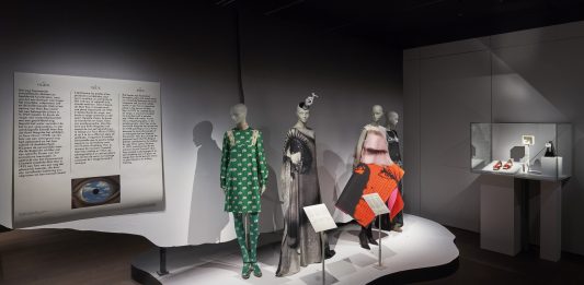 Man Ray, una leggenda tra arte e moda: la mostra al MoMu di Anversa Man Ray and fashion, veduta della mostra, courtesy MoMu, Anversa