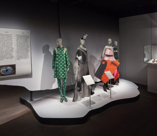 Man Ray, una leggenda tra arte e moda: la mostra al MoMu di Anversa Man Ray and fashion, veduta della mostra, courtesy MoMu, Anversa