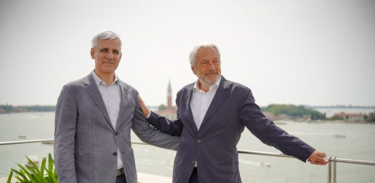 Presentato il tema della Biennale Arte 2024 a cura di Adriano Pedrosa: Stranieri Ovunque