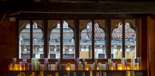 Enlightening Grimoires: Chiara Dynys racconta l’installazione che ha donato al Museo Fortuny di Venezia