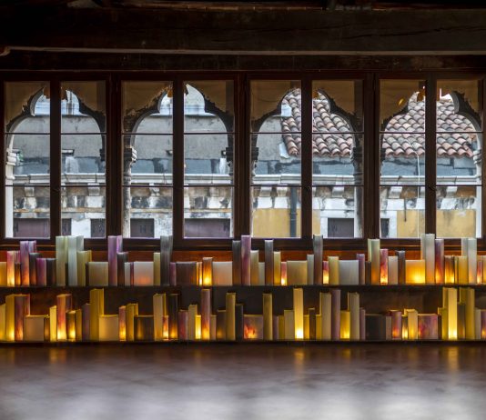 Enlightening Grimoires: Chiara Dynys racconta l’installazione che ha donato al Museo Fortuny di Venezia