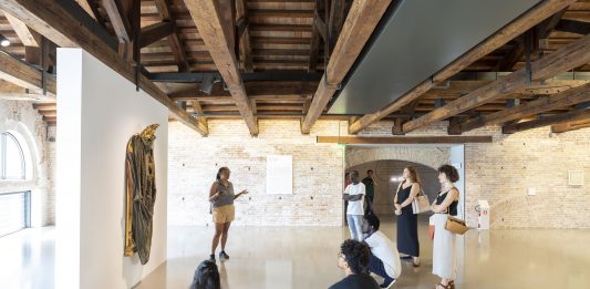 A Palazzo Grassi di Venezia i migranti diventano guide museali