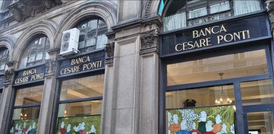 “Non tutto ciò che luccica è oro”: la mostra aperta nella Banca Cesare Ponti in Duomo a Milano