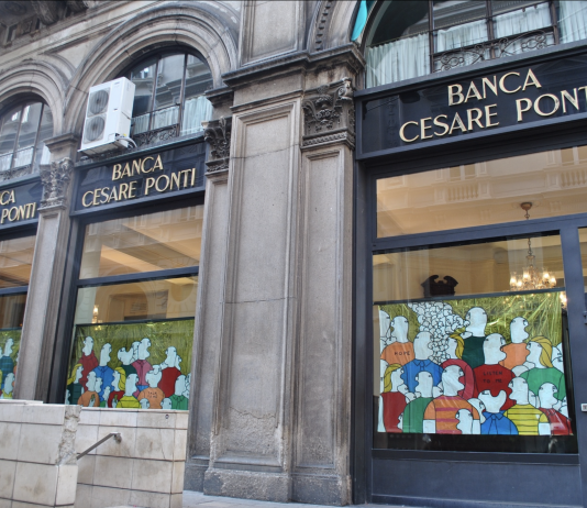 “Non tutto ciò che luccica è oro”: la mostra aperta nella Banca Cesare Ponti in Duomo a Milano