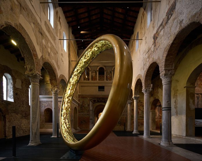 Fabrizio Plessi, Plessi sposa Brixia, 2023. Basilica di San Salvatore, Museo di Santa Giulia, Brescia. Fondazione Brescia Musei. Ph. Petrò GIlberti (1)