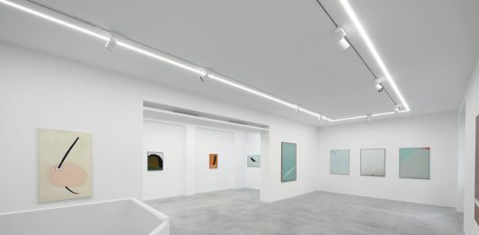 L’astrazione dell’artista polacco Stanisław Fijałkowski da Dep Art Gallery a Milano