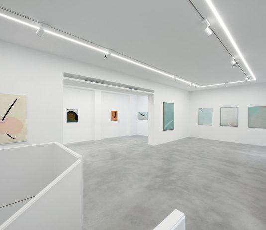 L’astrazione dell’artista polacco Stanisław Fijałkowski da Dep Art Gallery a Milano