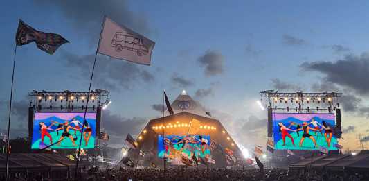 Al Glastonbury Festival, un’opera di David Hockney con l’Intelligenza Artificiale I LIVED IN BOHEMIA BOHEMIA IS A TOLERANT PLACE, 2023, David Hockney, Glastonbury Festival, © CIRCA