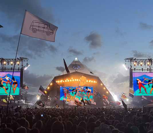 Al Glastonbury Festival, un’opera di David Hockney con l’Intelligenza Artificiale I LIVED IN BOHEMIA BOHEMIA IS A TOLERANT PLACE, 2023, David Hockney, Glastonbury Festival, © CIRCA