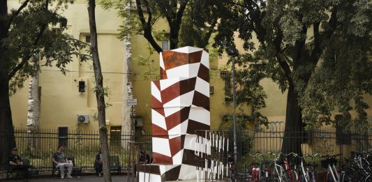 Pulpito e altre figure: la nuova installazione di Flavio Favelli a Bologna