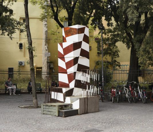 Pulpito e altre figure: la nuova installazione di Flavio Favelli a Bologna
