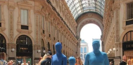 Milano, la performance di Nicola Mette a favore dei diritti LGBTQIA+